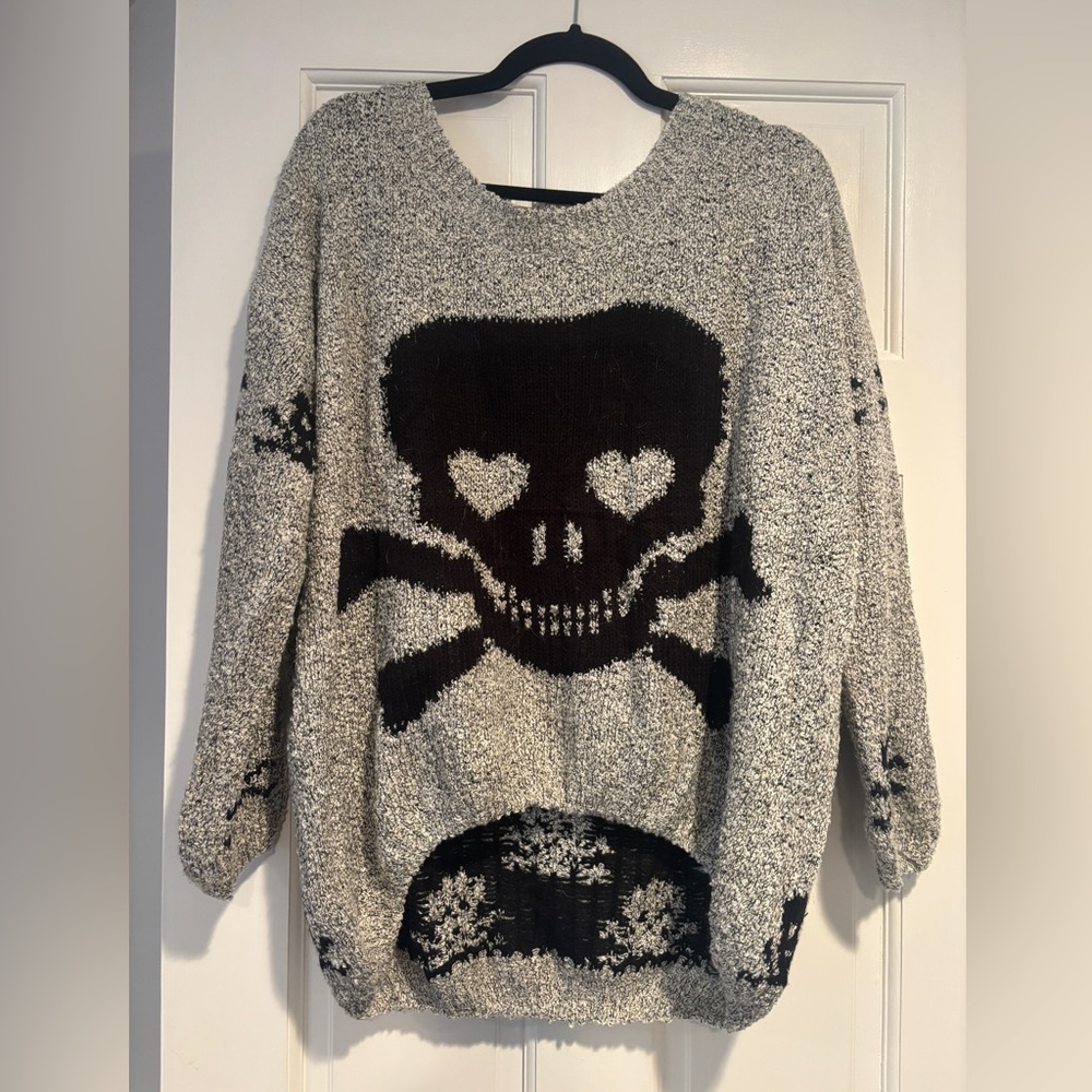 Cozy & soft lightweight sweater
Scull & Crossbones on front and on sleeves